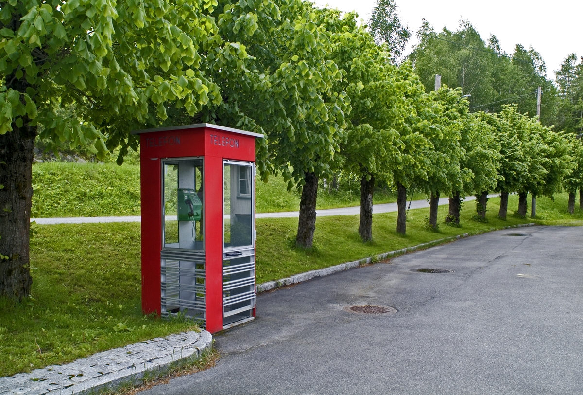 Denne telefonkiosken, som står ved Gjerstad stasjon, er en av de 100 vernede telefonkioskene i Norge. De røde telefonkioskene ble laget av hovedverkstedet til Telenor (Telegrafverket, Televerket). Målene er så å si uforandret. 
Vi har dessverre ikke hatt kapasitet til å gjøre grundige mål av hver enkelt kiosk som er vernet. 
Blant annet er vekten og høyden på døra endret fra tegningene til hovedverkstedet fra 1933.
Målene fra 1933 var:
Høyde 2500 mm + sokkel på ca 70 mm
Grunnflate 1000x1000 mm.
Vekt 850 kg.
Mange av oss har minner knyttet til den lille røde bygningen. Historien om telefonkiosken er på mange måter historien om oss.  Derfor ble 100 av de røde telefonkioskene rundt om i landet vernet i 1997. Dette er en av dem.