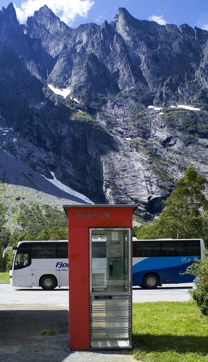 telephone-box-at-ndalsnes-telenor-kulturarv-digitaltmuseum