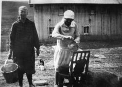 På garden Storejorde, 53.7,  i Hemsedal, ca. 1940.
Frå vens