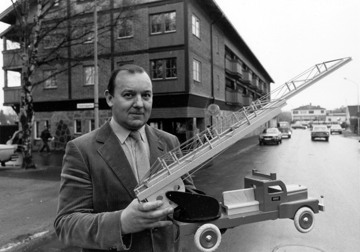 Samtidigt som det nya Postkontoret i Osby invigdes i november 1980 visades en leksaksutställning. Här håller postmästaren Östen Sjöquist i en brandbil från 1950-talet.