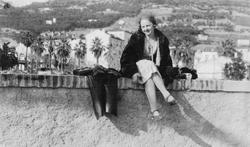 "Katta" Bjerve, venninne av Klara Thams, sitter på en mur.