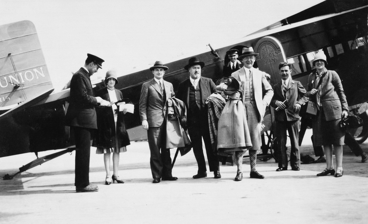 Christian Marius Thams og hans nevø Wilhelm August (Billy) foran et fransk Air Union fly.