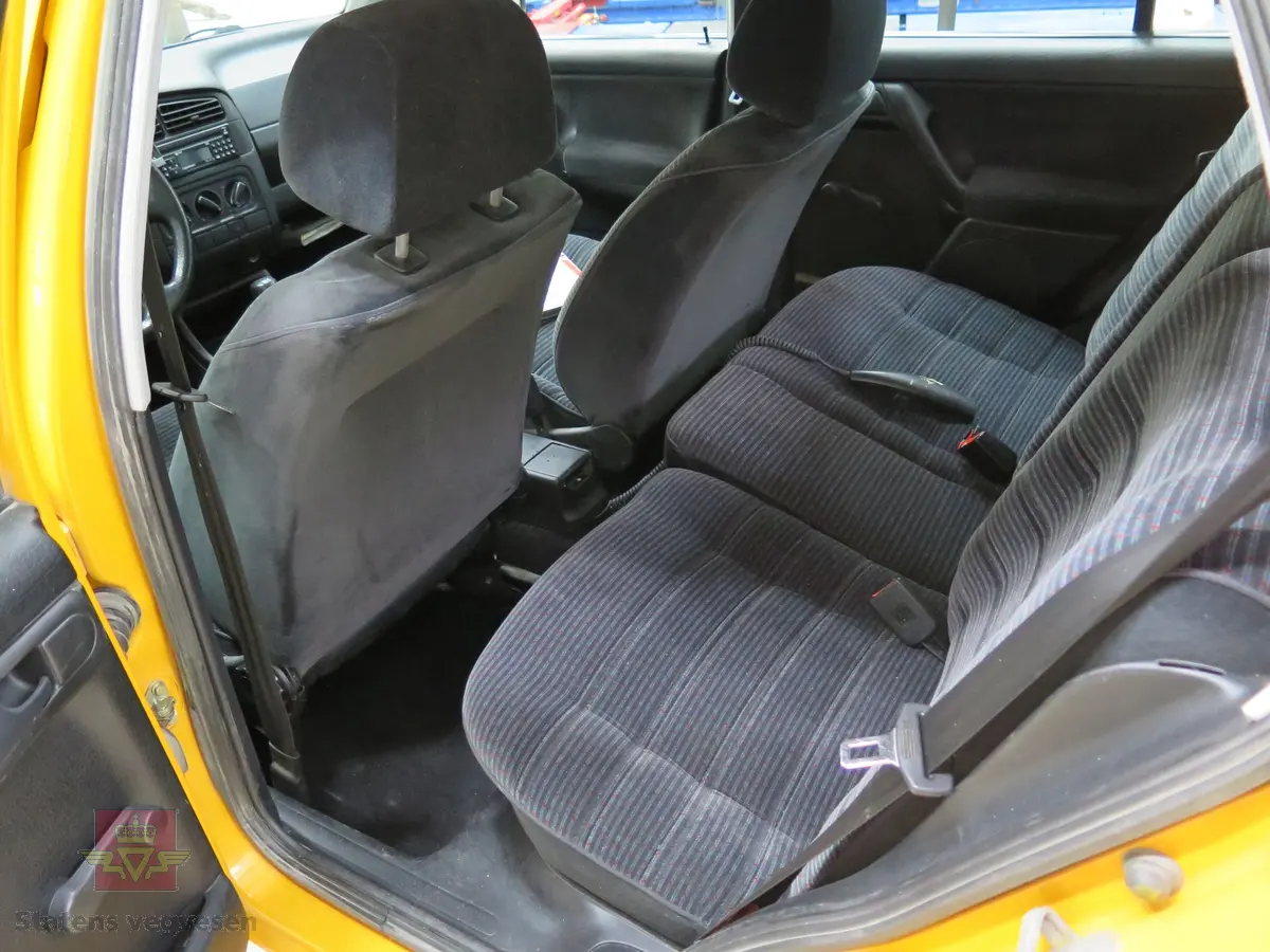 Golf GL TDI. 5 dørs personbil, to-akslet med 4 hjul, framhjulsdrift. Bilen har en 4-sylindret dieseldrevet turbomotor, (vannavkjølt), som yter 90 Hk-PSI (66 kW). Motorvolumet er 1896 kubikkcentimeter. Hengerfeste og ekstra henger kontakt beregnet på friksjonsmåler. Bilen er gul, med SVV logo og profileringsstriper i svart, rødt og hvitt. Bilen har merking fra produsent, forhandler og SVV.