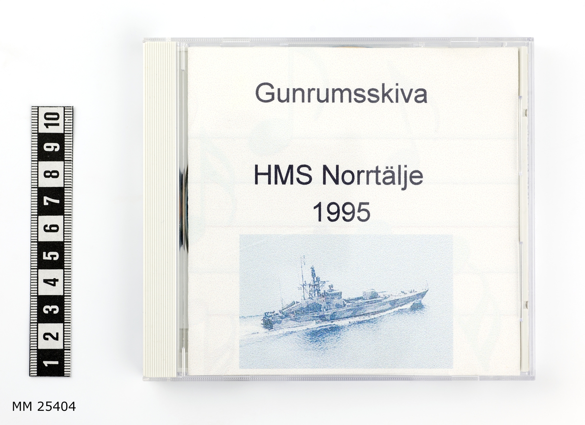 CD-skiva i konvolut. En booklet är tryckt och på omslaget finns texten: "Gunrumsskiva HMS Norrtälje 1995". Under en bild på en robotbåt till sjöss. På bookletens insida är musikstyckena som finns på skivan tryckta med angivelse vem som valt dem/fått dem valda åt sig. Också musikstyckets längd anges. På konvolutets baksida samma sak.

CD-skivan har försetts med ett runt klistermärke med text: "HMS Norrtälje 1995 Gunrumsskiva".