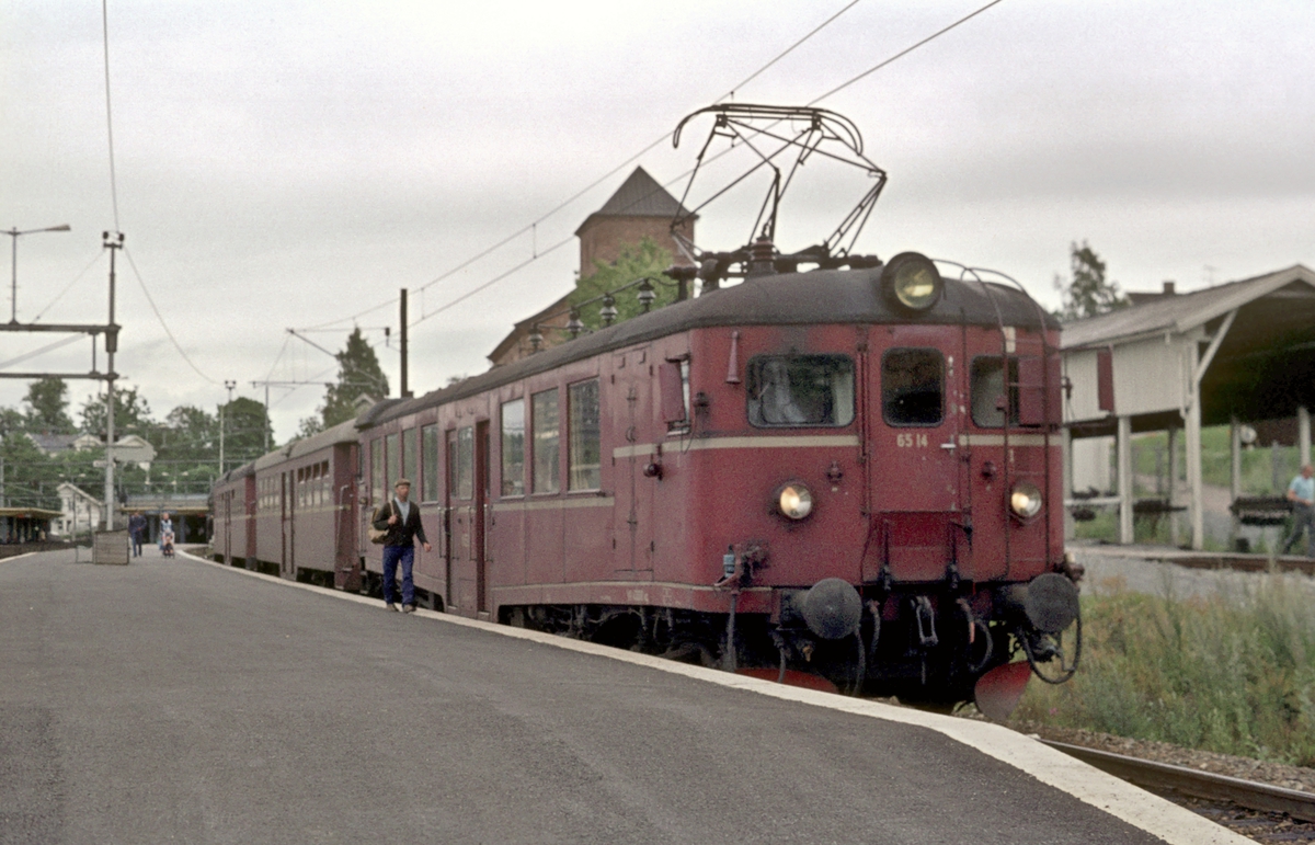 Lokaltog Asker - Spikkestad på Asker stasjon med elektrisk motorvogn type BM 65A 14.
