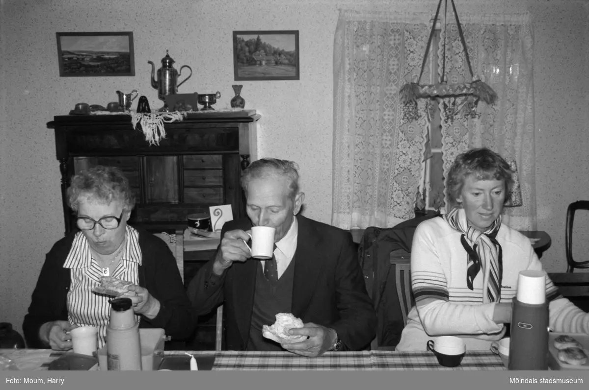 Gökotta på hembygdsgården i Långåker, Kållered, år 1985. Från vänster: Ingrid Carlsson, Gustaf Carlsson och Maj-Britt Andersson.