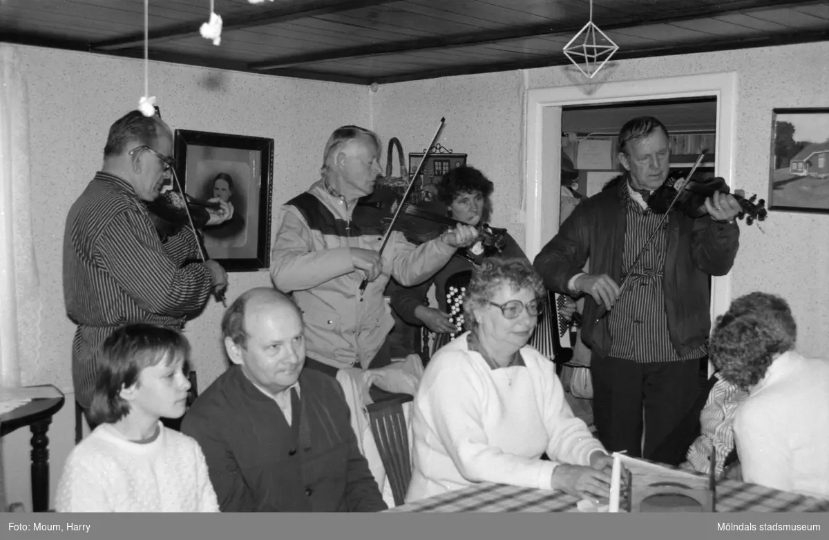 Gökotta på hembygdsgården i Långåker, Kållered, år 1985. "Långåker var samlingspunkten för gökottan och där kunde man lyssna på musik."

För mer information om bilden se under tilläggsinformation.