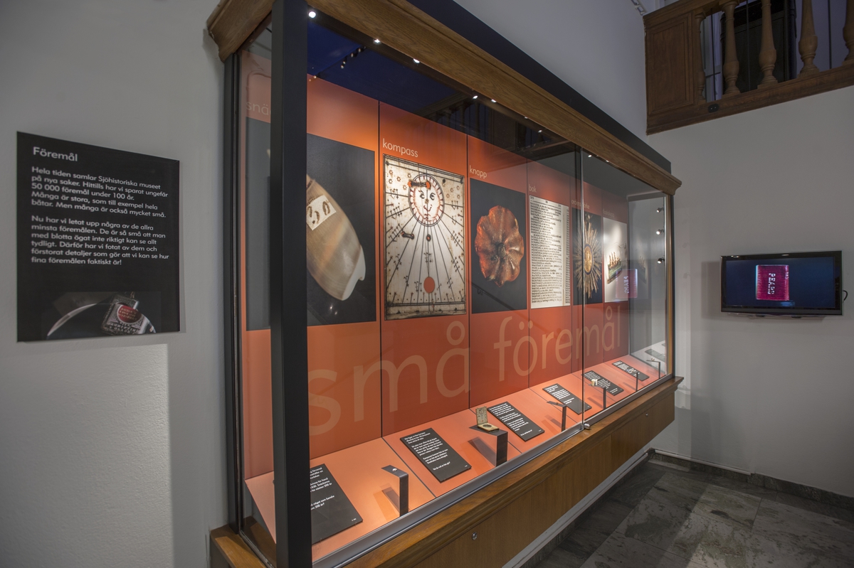 Trappmonterutställning på Sjöhistoriska som visar små föremål ur museets samlingar.