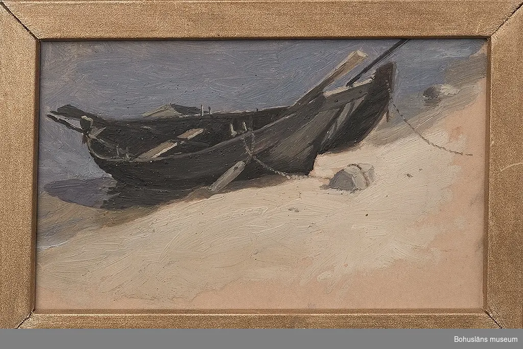 Motiv: Två mindre båtar uppdragna på en sandstrand.
Montering: Bronserad träram.