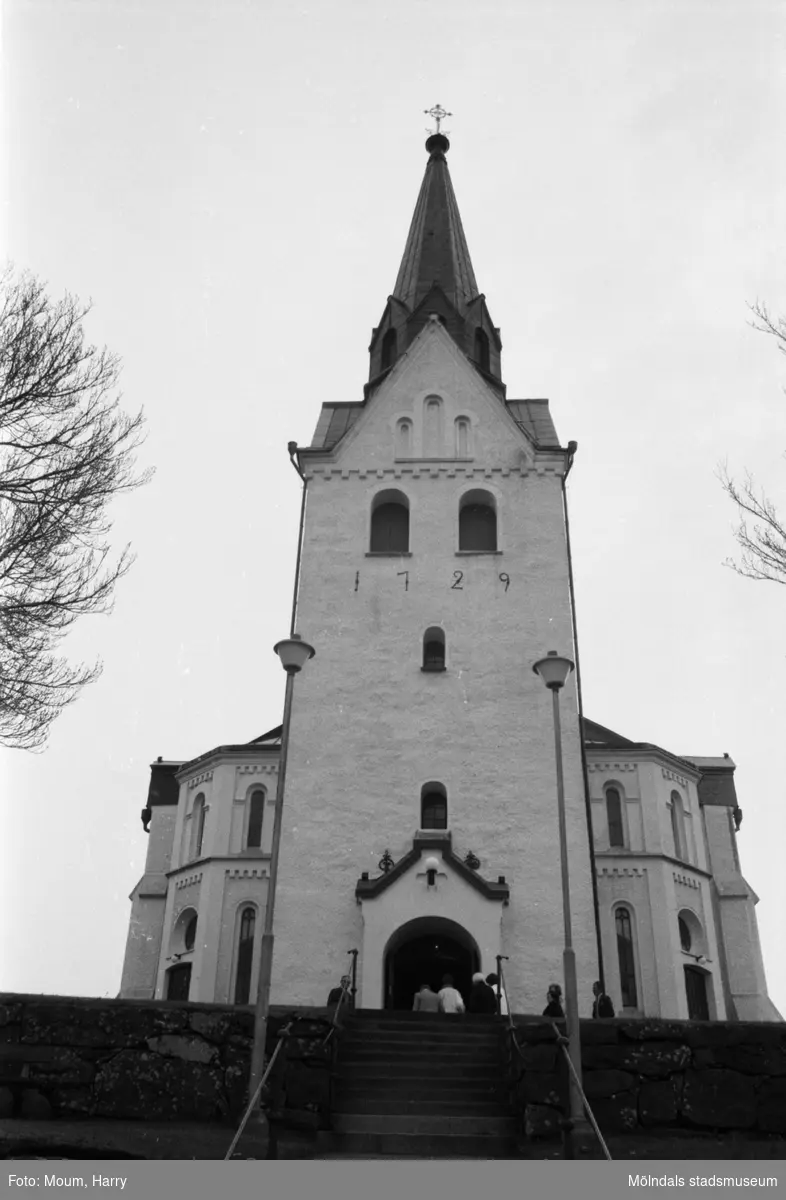 Lindome kyrka firar 100-årsjubileum, år 1985.

För mer information om bilden se under tilläggsinformation.