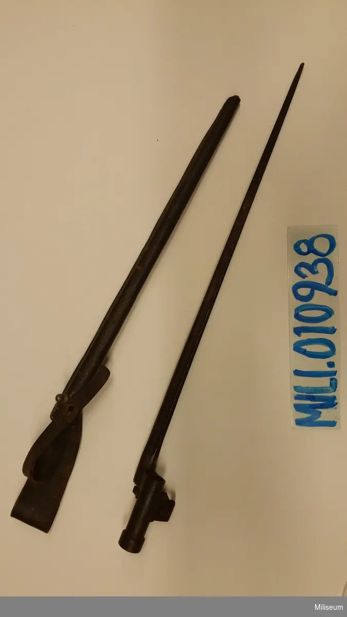 Bajonett, rysk/sovjetisk, typ "Panchin" för dragonerna. Användes till gevär Moisin-Nagant m/1891. Med tillhörande balja/bärläder.