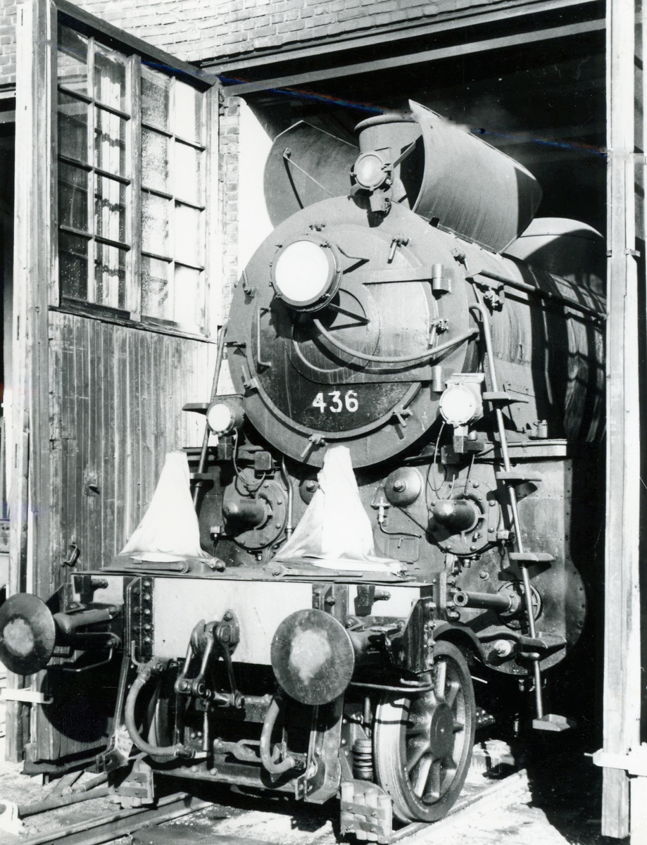 Damplokomotiv type 26c nr. 436 på Hamar stasjon. Lokomotivet kjøres frem for fotografering i forbindelse med Svenska Järnvägsklubbens veterantogstur.
