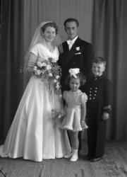 Brudepar Agnes Bergo og Halvor Golberg.
Brudepiken på bilde