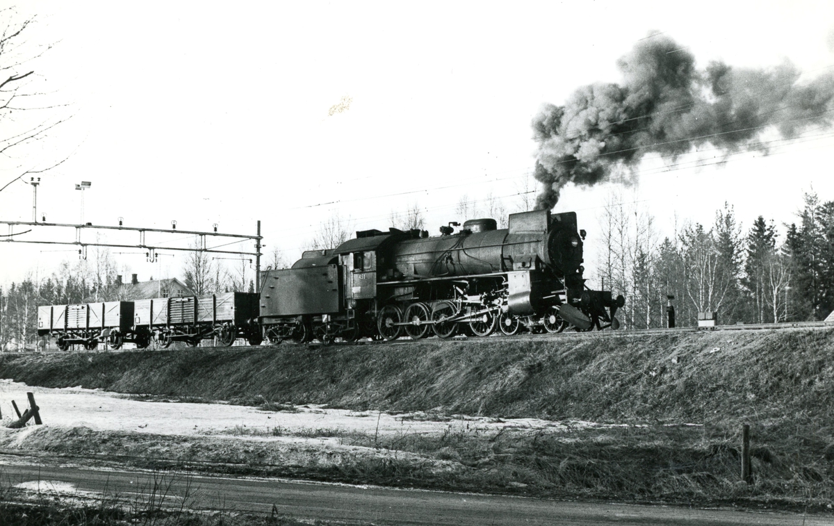 Skifting på Eina stasjon med damplokomotiv type 31b nr. 451.