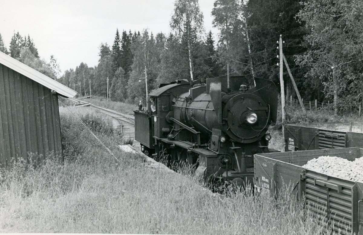 Skifting på Bøverbru kalkverk sidespor på Skreiabanen med damplok 30b nr. 347.