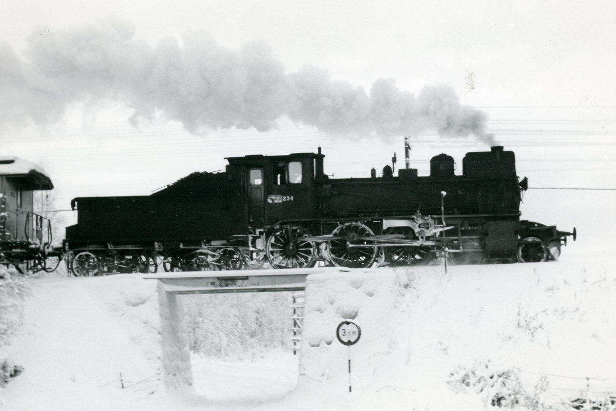 Damplokomotiv type 27a 234 med godstog på Solørbanen.