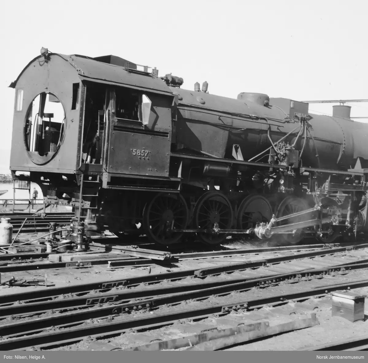 Avsporet damplokomotiv type 63a nr. 5857 på Trondheim stasjon