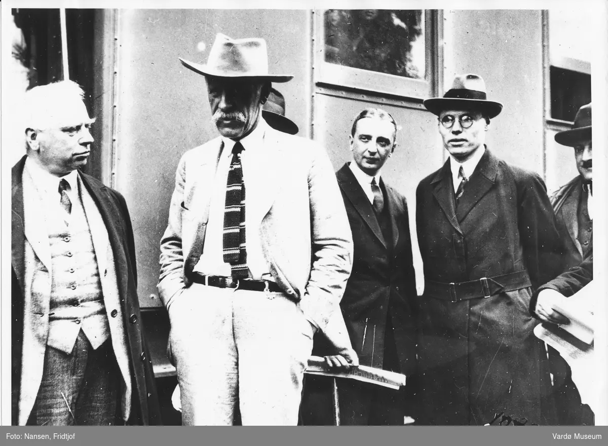 Fridtjof Nansen blir tatt i mot av Maksim Litvinov på en jernbanestasjon i Moskva 1928.