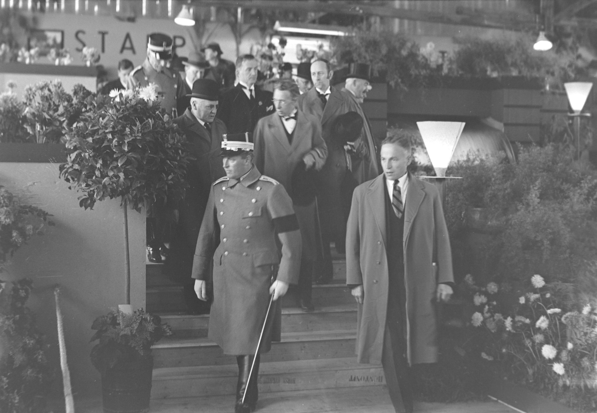 Jubileumsutstillingen i Levanger 1936 - kronprins Olav med følge