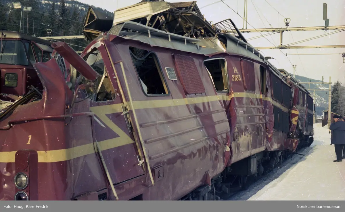 Opprydding etter togulykken på Tretten - lokomotiv El 14 2183 fra tog 351