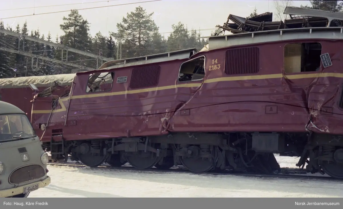 Opprydding etter togulykken på Tretten - lokomotiv El 14 2183 fra tog 351