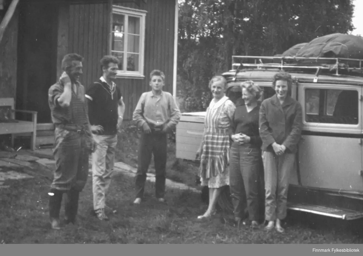 Sommeren 1961 på familien Wisløffs hjemgård Åvangen ved Sierra Kenta. Kristian Wisløff lengst til venstre i bildet. Ole Arve Wisløff som gutt i midten av bildet. Nummer to fra venstre og de to kvinnene lengst til høyre er familiens gjester. Magna Wisløff i kjøkkenforkle. I bakgrunnen ser vi et bolighus og høye trær