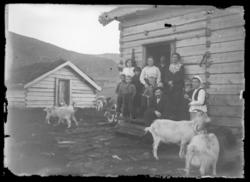 To familier bosatt i Mollvika, ca. 2 km øst for Makkaur. Alf