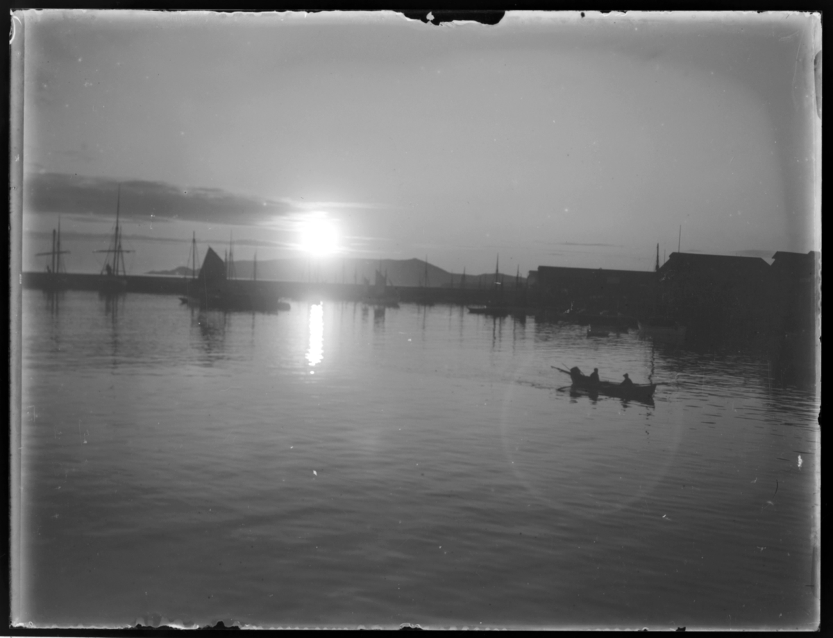 Båter på havna i Vardø i midnattsol