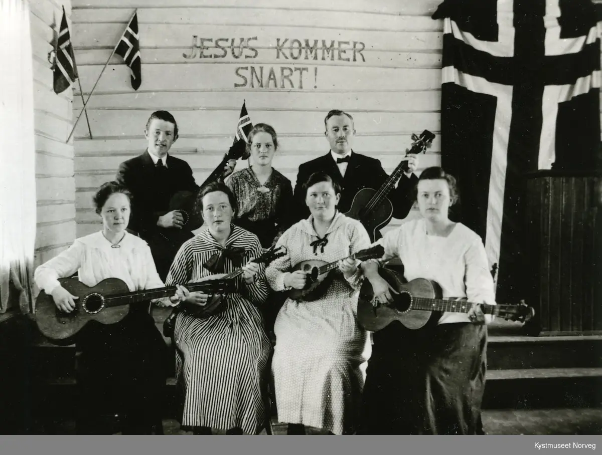 Rørvik? - Foran fra venstre nr 2: Judith og Aksa Jenssen, ellers ukjente musikanter fra Baptistmenigheten