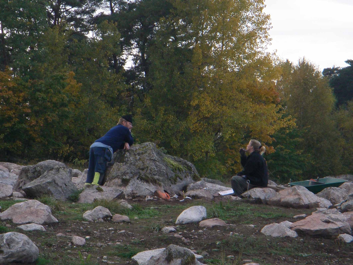 Arkeologisk slutundersökning, arbetsbild, stenblock, Berget, Gamla Uppsala, Uppsala 2008