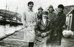 Judith Jensen bak til høyre sammen med 4 ukjente kvinner