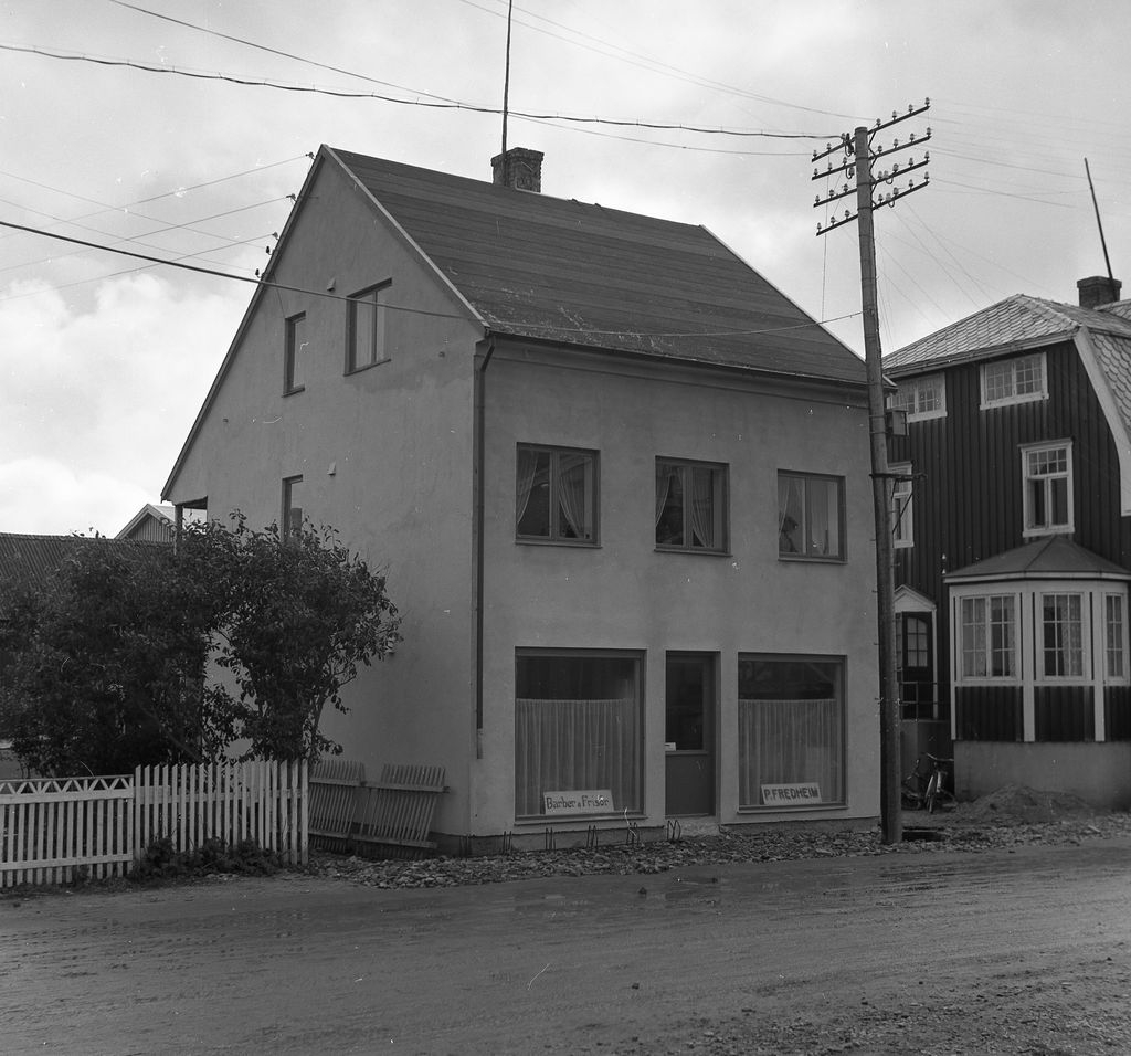 Ulrik Breivik s nye bygg i Storgata, Andenes i august 1954. Lokaler for frisør Peder Fredheim samme sted. Bygget til høyre bolig for Ulrik Breivik.