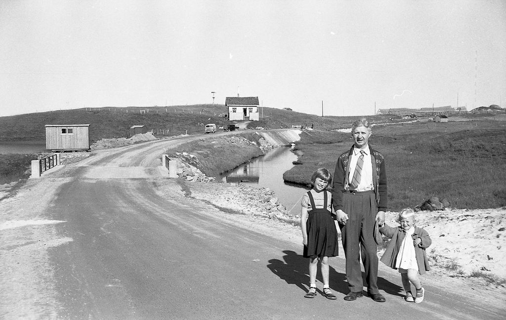 Alsing Pettersen og barn ved Toften, daværende Toften Kafe i bakgrunnen.