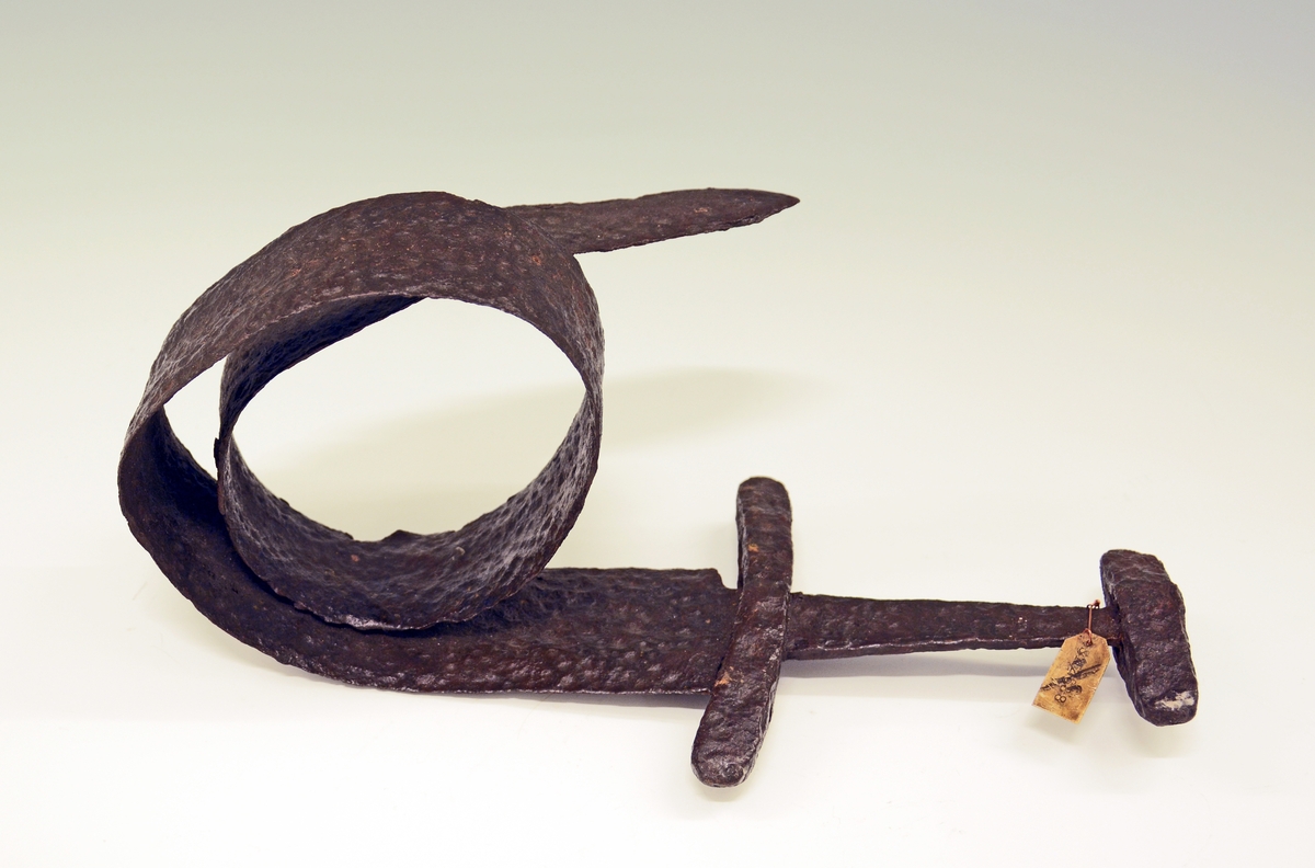 Tveegget jernsverd med opprullet klinge, godt bevart, med blodrefill. Hjaltet er av Jan Petersens Q-type, Vikingesverd fig. 111. Underhjaltet krummet, med eliptisk lengdesnitt, største høyde ved endene. Lengde 14 cm, høyde 1,4 - 1,6 cm, tykkelse 2,6 cm. Overhjaltet er kort og rett, også med eliptisk lengdesnitt. Lengde 8 cm, høyde 1,8 cm, tykkelse 2,2 cm. Avstand mellom hjaltene 10 cm.

SM.2687-88 er funnet samlet på en åker i en kiste av tynne steinheller. I nærheten flere gravhauger. Her stod også en runestein, som i 1864 ble sendt inn til Universitetets Oldsaksamling, C.3497, se Norges innskrifter med de yngre runer, bind II, s. 214 ff. Runeinnskriften er av kristen karakter, men synes å ha stått på et hedensk gravminne, Glomshaugen. Den dateres til midten av 12. årh., mens vårt funn helst hører hjemme i midten av 10. årh., men også kan være senere, gå ned i 11. årh.