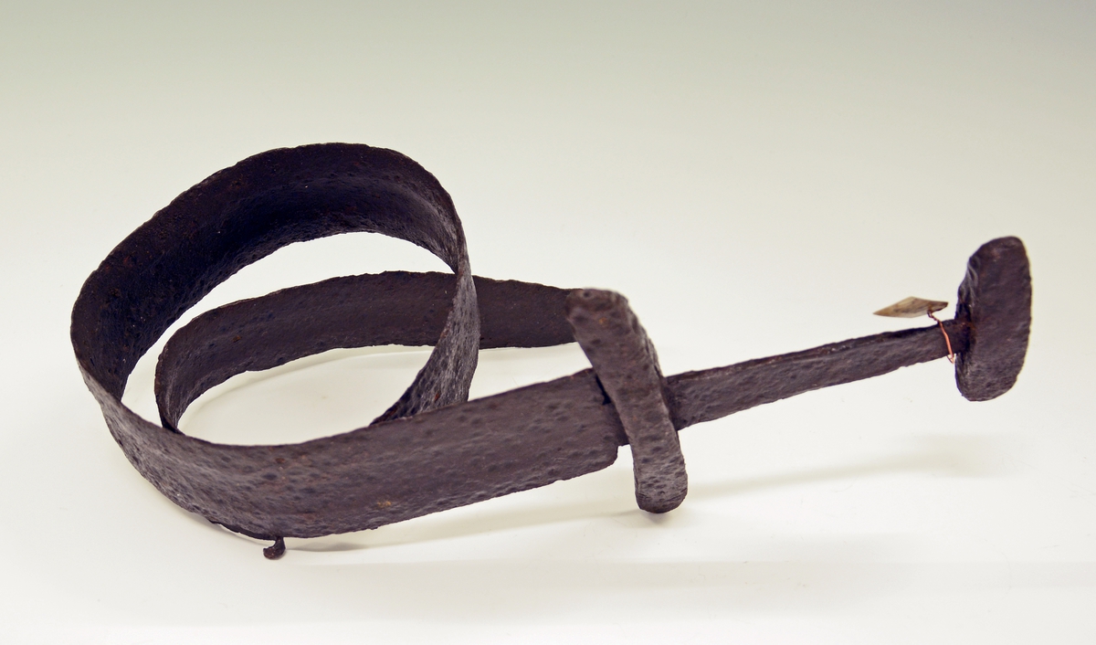 Tveegget jernsverd med opprullet klinge, godt bevart, med blodrefill. Hjaltet er av Jan Petersens Q-type, Vikingesverd fig. 111. Underhjaltet krummet, med eliptisk lengdesnitt, største høyde ved endene. Lengde 14 cm, høyde 1,4 - 1,6 cm, tykkelse 2,6 cm. Overhjaltet er kort og rett, også med eliptisk lengdesnitt. Lengde 8 cm, høyde 1,8 cm, tykkelse 2,2 cm. Avstand mellom hjaltene 10 cm.

SM.2687-88 er funnet samlet på en åker i en kiste av tynne steinheller. I nærheten flere gravhauger. Her stod også en runestein, som i 1864 ble sendt inn til Universitetets Oldsaksamling, C.3497, se Norges innskrifter med de yngre runer, bind II, s. 214 ff. Runeinnskriften er av kristen karakter, men synes å ha stått på et hedensk gravminne, Glomshaugen. Den dateres til midten av 12. årh., mens vårt funn helst hører hjemme i midten av 10. årh., men også kan være senere, gå ned i 11. årh.