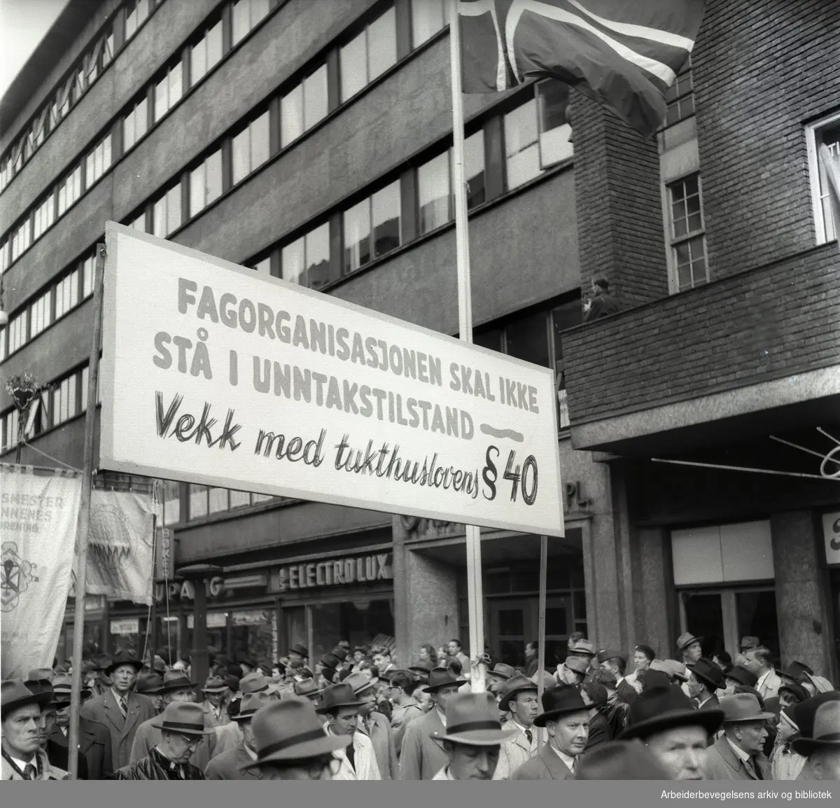 1. mai 1954 i Oslo.Demonstrasjonstoget.Parole: Fagorganisasjonen skal ikke stå i unntakstilstand - Vekk med tukthusloven § 40..