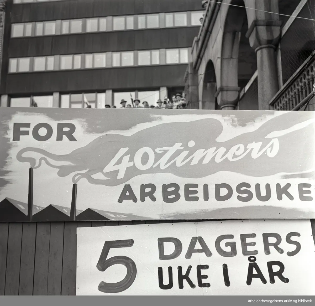 1. mai 1957, Youngstorget. Parole: For 40 timers arbeidsuke. Parole: 5 dagers uke i år.