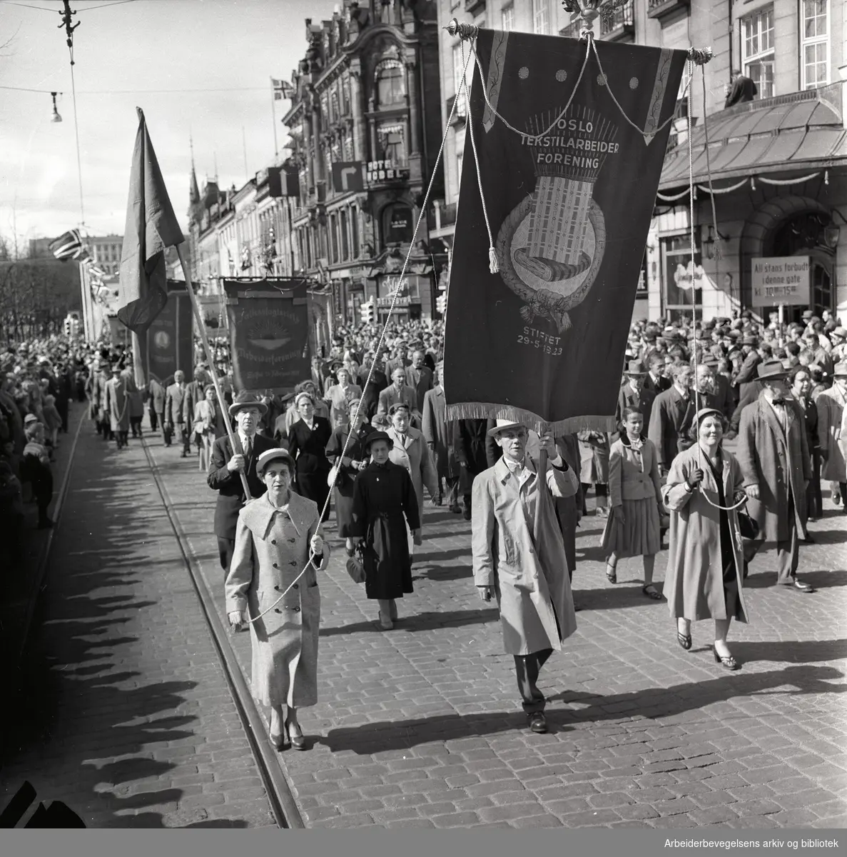 1. mai 1958 i Oslo.Demonstrasjonstoget på Karl Johans gate.Fane: Oslo Tekstilarbeider Forening.Fane: Fellesslagteriets Arbeiderforening