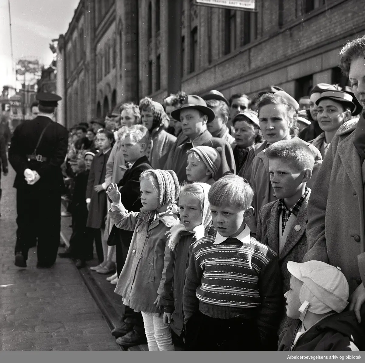 1. mai 1958 i Oslo.Karl Johans gate.Tilskuere til demonstrasjonstoget
