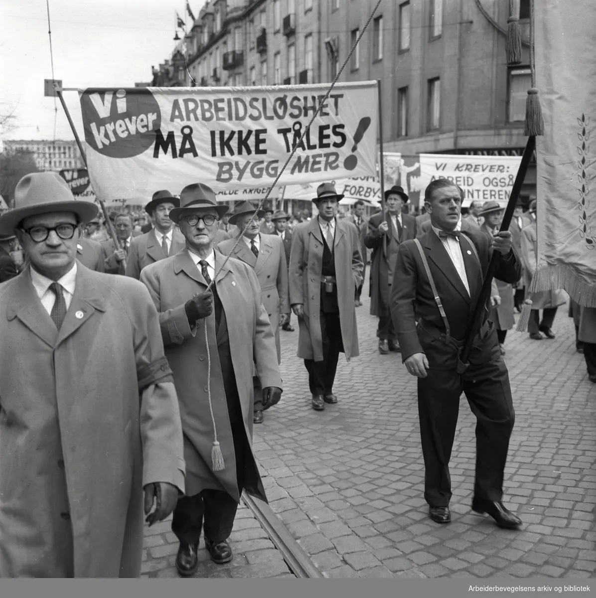 1. mai 1959 i Oslo.Karl Johans gate..Demonstrasjonstoget..Parole: Vi krever.Arbeidsløshet må ikke tåles. Bygg mer!.....