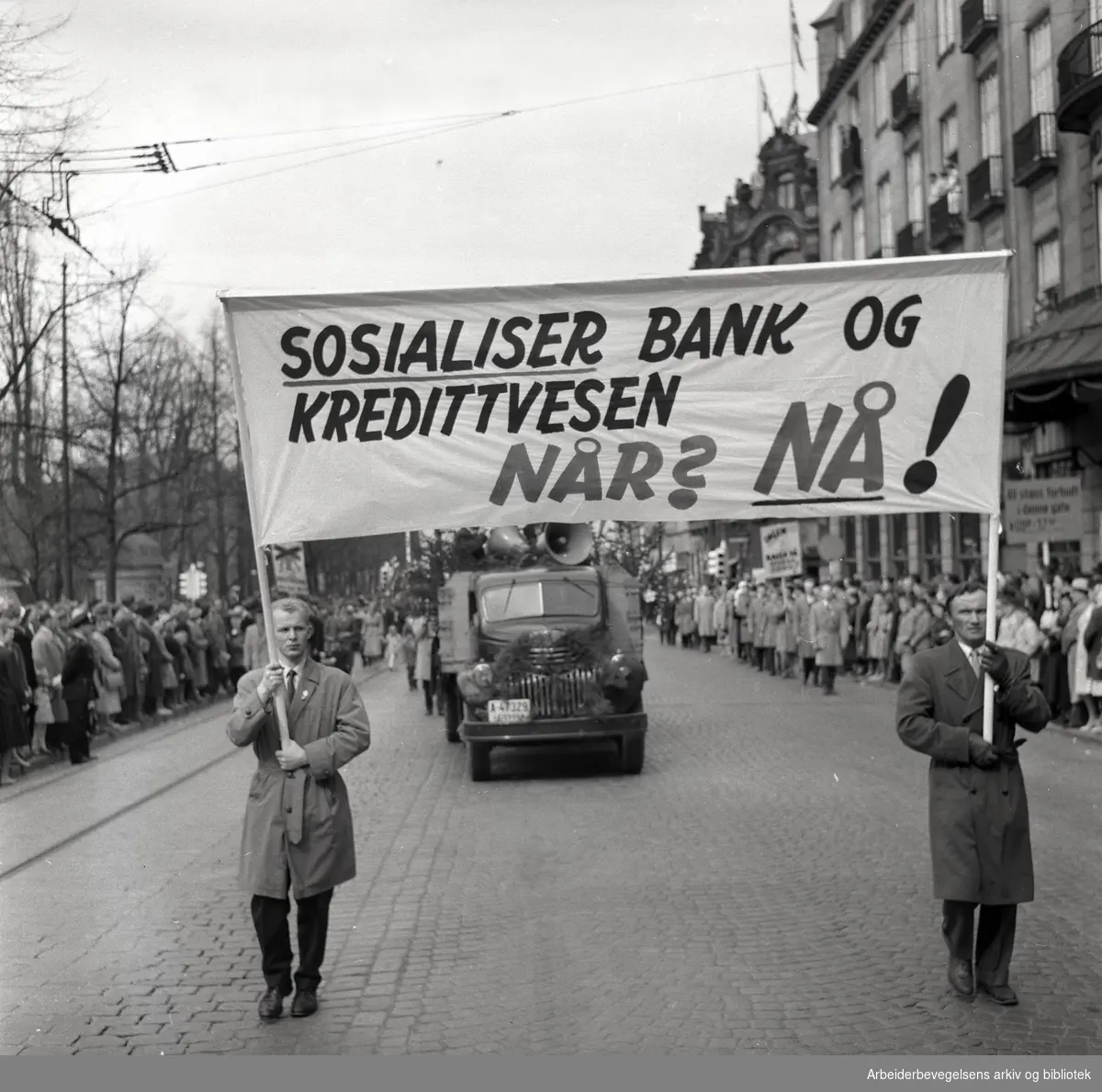 1. mai 1959 i Oslo.Karl Johans gate..Demonstrasjonstoget.Parole: Sosialiser bank og kredittvesen .Når? NÅ!....