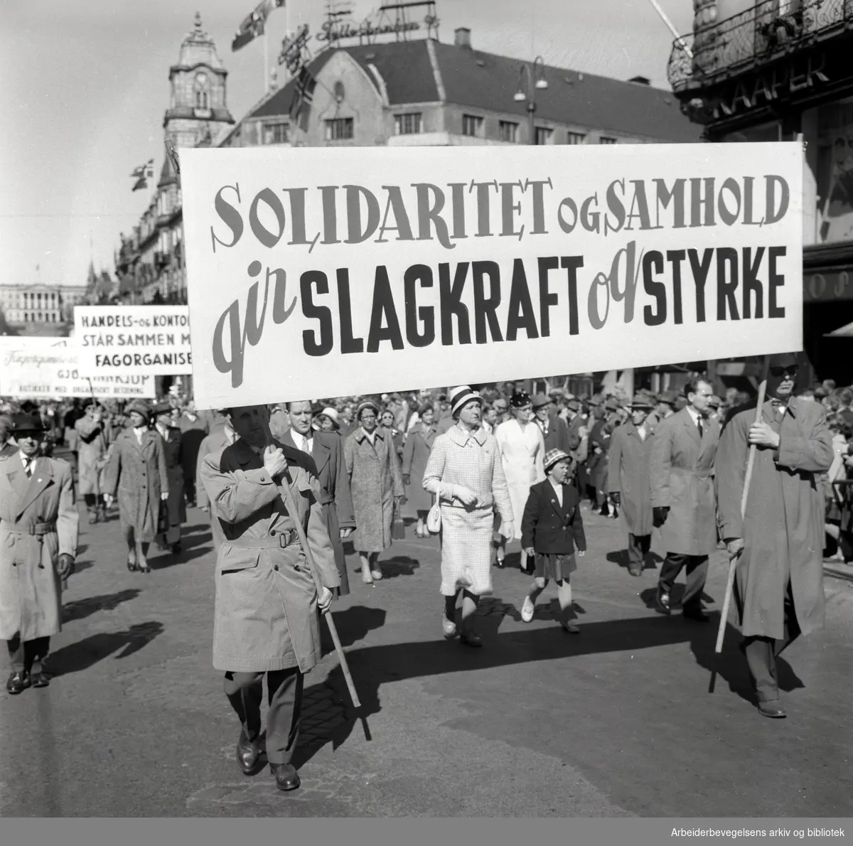 1. mai 1960 i Oslo.Karl Johans gate..Demonstrasjonstoget..Parole: Solidaritet og samhold gir slagkraft og styrke