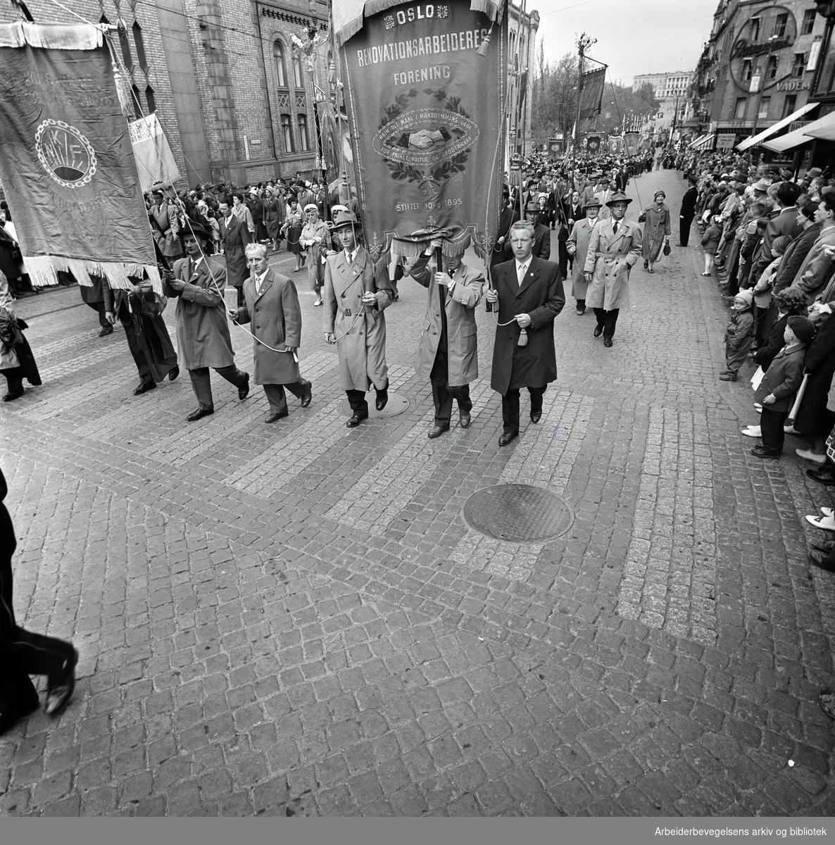 1. mai 1961 i Oslo.Demonstrasjonstoget på Karl Johans gate..Fane: Oslo Renovationsarbeidernes Forening.Fane: Oslo Kommunale Skolefunksjonærers Forening