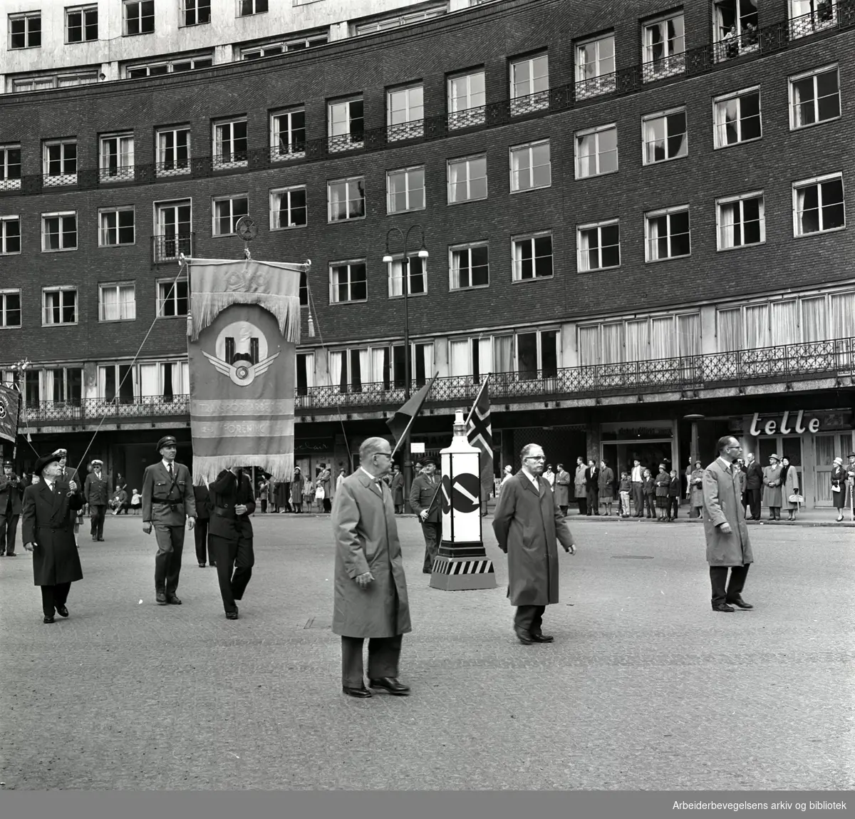 1. mai 1961 i Oslo.Demonstrasjonstoget i Borggården ved Rådhuset..Fane: Oslo Transportarbeidernes Forening..