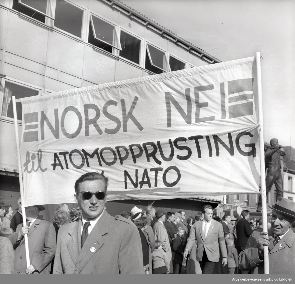 1. mai 1961, kommunistpartiets demonstrasjonstog på Youngstorget.Parole: Norsk nei til atomopprustning i NATO.