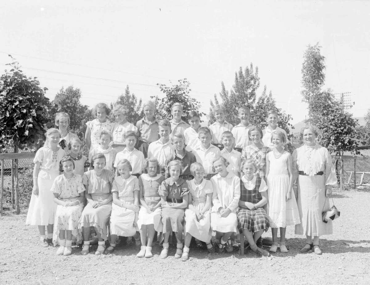 Klassebilde. Lillehammer folkesskole 1925. Lærer og elever.