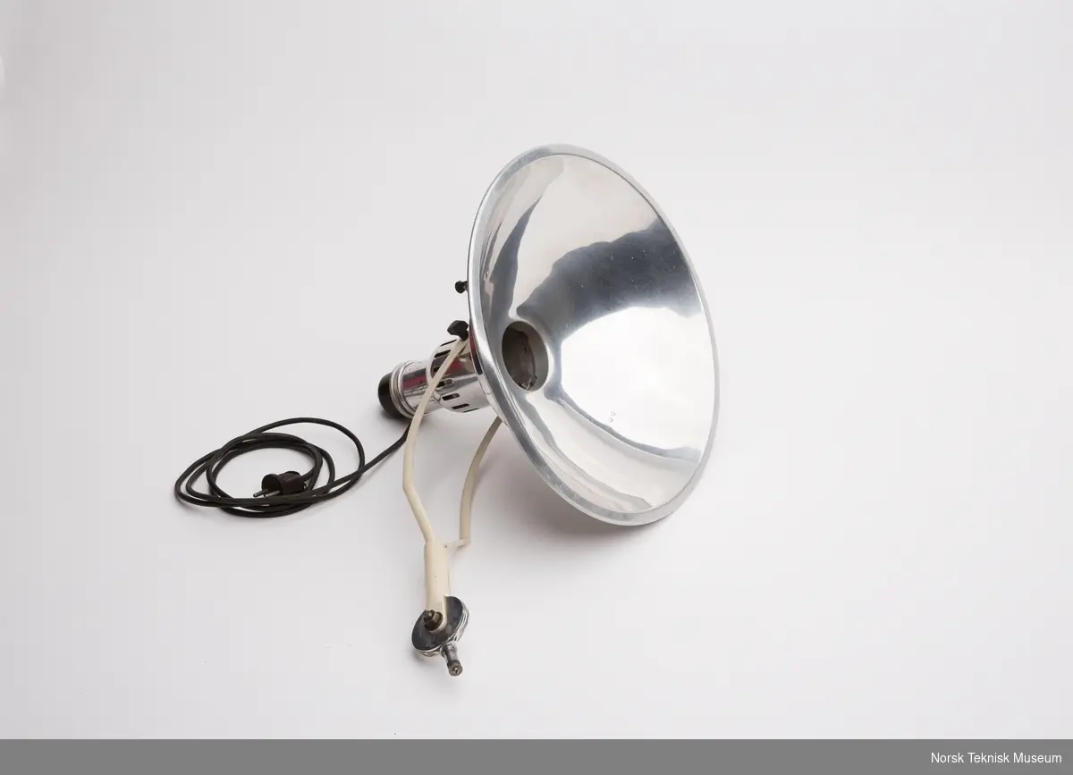 Lampe med rund metallreflektor på arm festet til en holder (med plass til to lamper, den andre er NTM 23747-1))