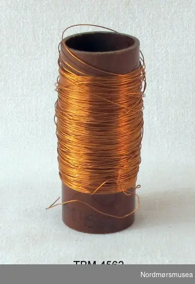 Brun sylinder med kobbertråd .