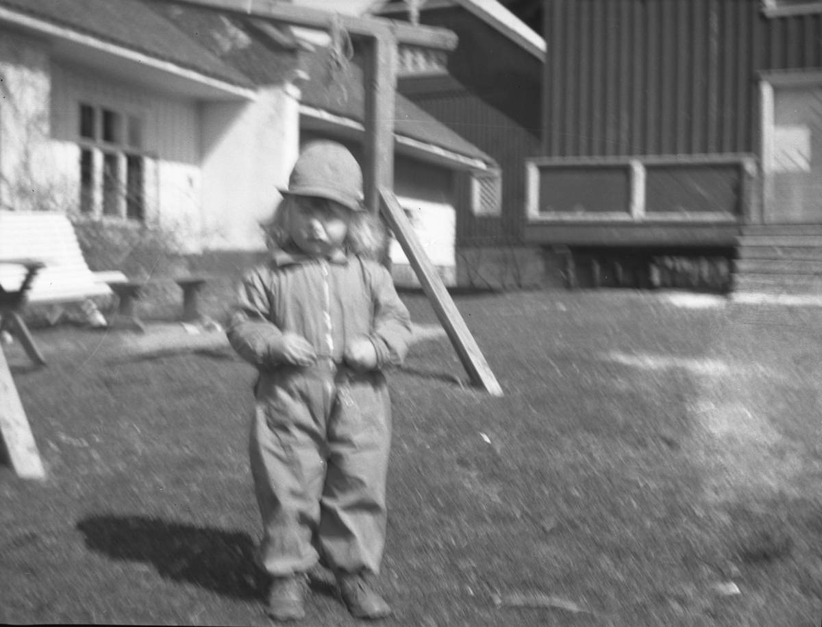 Fotoarkivet etter Gunnar Knudsen. Barn fotografert utendørs på Borgestad gård.