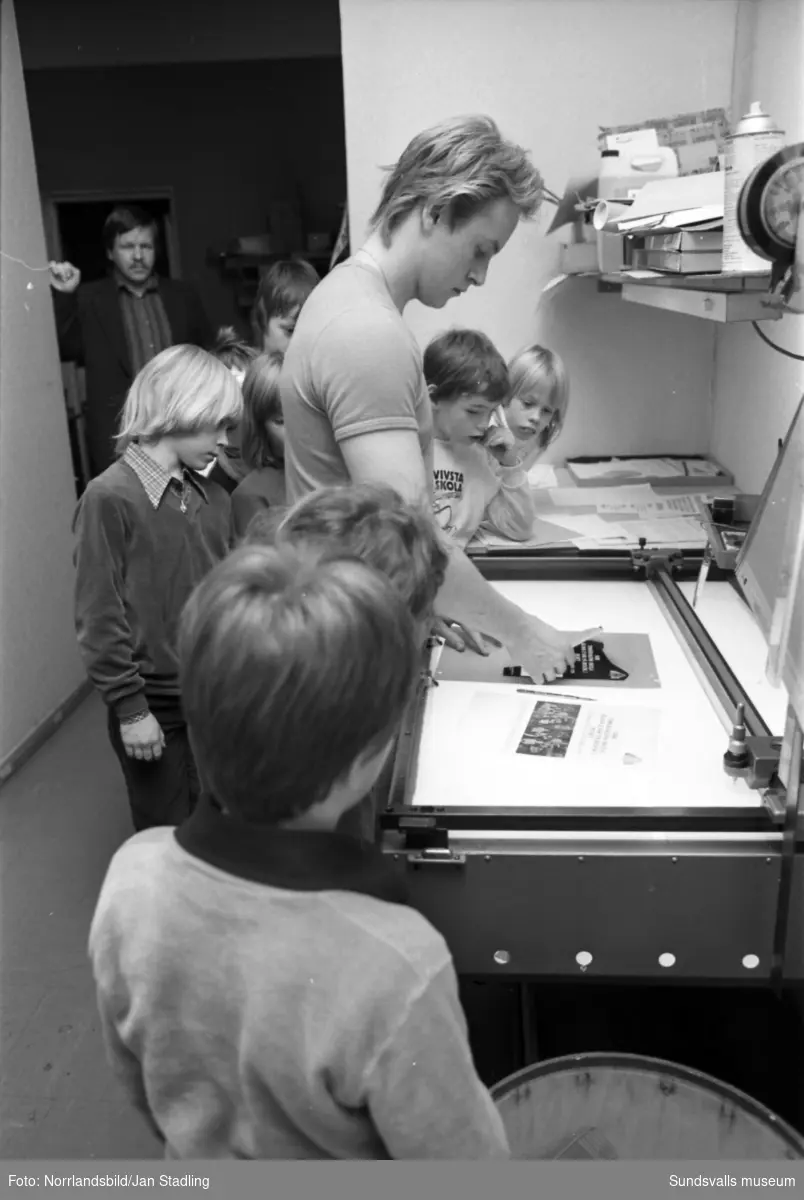 Elever från Timrådalens skola och Vivsta skola är på studiebesök på ett tryckeri/reklambyrå på Bankgatan i kvarteret Mars i Sundsvall.